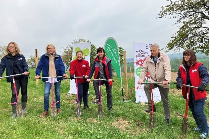 Das Team des DRK-Blutspendedienstes Nord-Ost mit Prof. Dr. Katrin Salchert, Altmagnifizientia HTW Dresden (2.v.l.), und Prof. Dr. Volker Tolkmitt, Rektor der Hochschule Mittweida und Erstspender im Rahmen der Uni-Challenge (2.v.r.).
