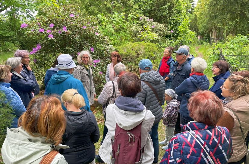 Mit Astrid Subatzus (grünes Halstuch), Diplom-Gartenbaupädagogin, ging es am Tag der Städtebauförderung durch den »Alten Friedhof« in Lübbenau. Das Gelände soll zu einem neuen, urbanen und klimaresilienten Grünraum umgestaltet werden.