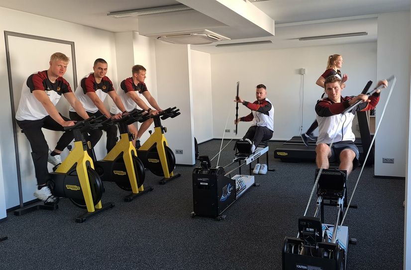 Von links nach rechts: Die Kanurennsportler Tobias Hammer, Franz Krones, Jonas Draeger, Jakob Kurschat, Tom Liebscher-Lucz, im Hintergrund Nele Reinhardt, machen sich in der Höhentrainingskammer fit.