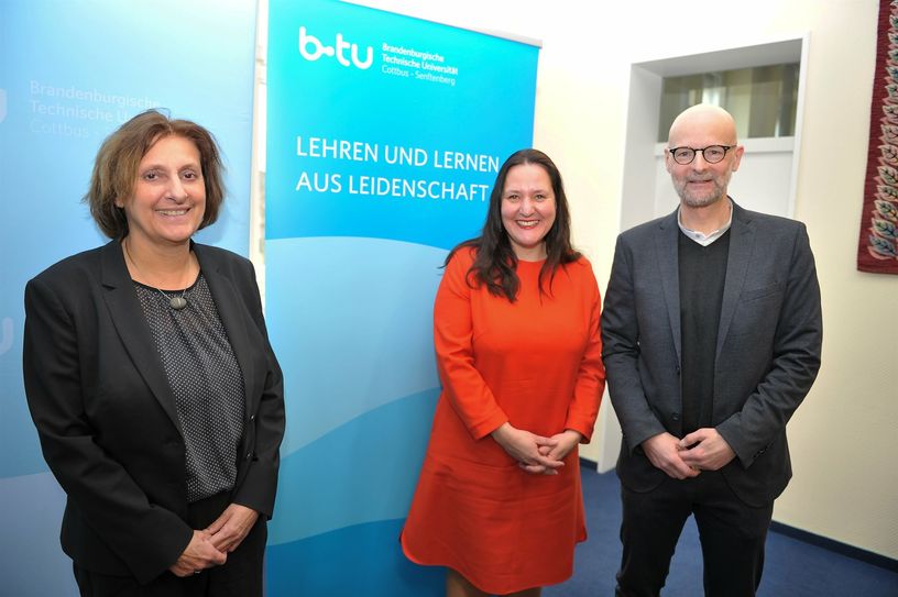 Britta Ernst (SPD), Bildungsministerin Brandenburg, Dr. Manja Schüle (SPD), Wissenschaftsministerin Brandenburg und Peer Schmidt, Vizepräsident für Studium und Lehre der BTU Cottbus-Brandenburg, stelle den neuen Studiengang Lehramt Primarstufe in Senftenberg vor.