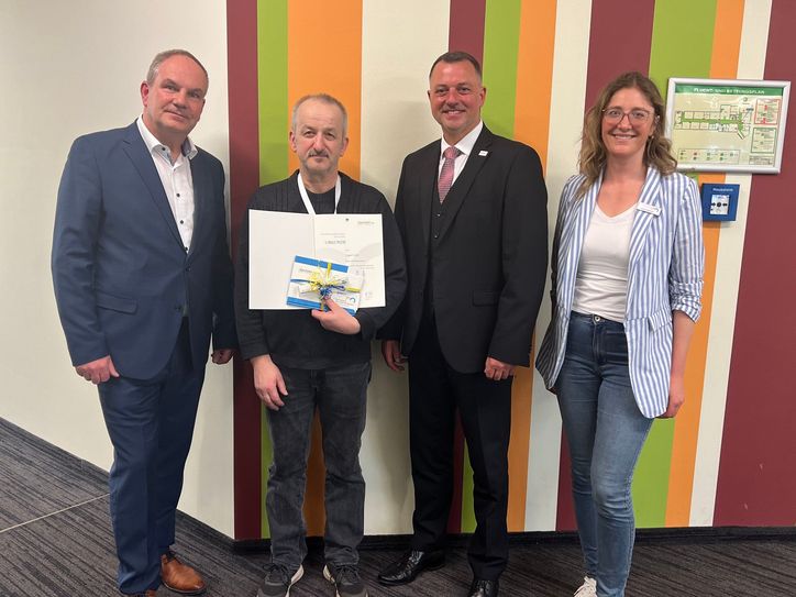 Bürgermeister Frank Wachholz, Jürgen Gräfe, Landrat Udo Witschas und Ehrenamtsbeauftragte Dunja Reichelt (v.l.n.r.) bei der Auszeichnung »Ehrenamt des Monats.