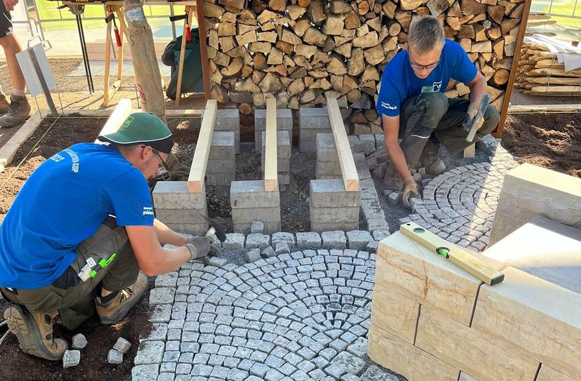 Anton Schimeck (li.) und Theo Kleinstäuber beim Mosaikpflastern – hier ist Teamarbeit wichtig.