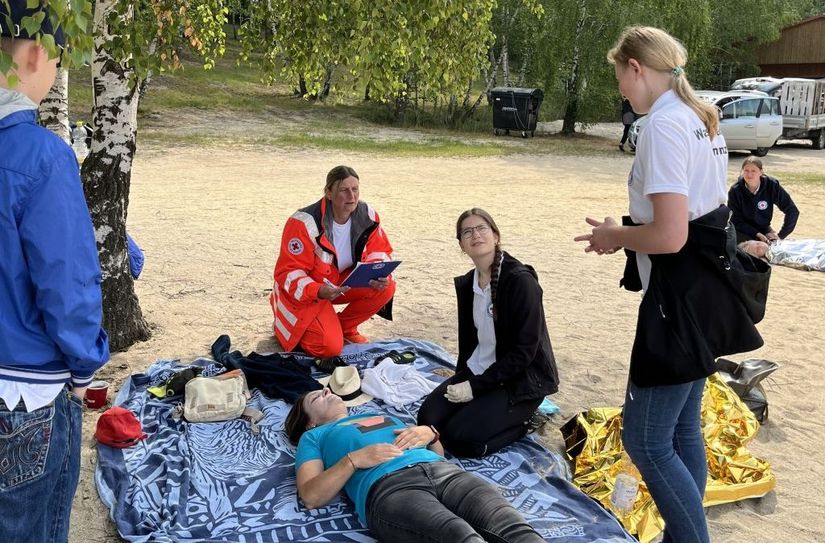 In nachgestellten Einsätzen üben die Jugendlichen der Wasserwacht für den Ernstfall.