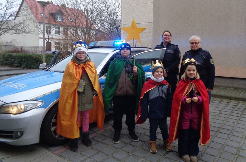Sternsinger zu Besuch bei der Polizei.