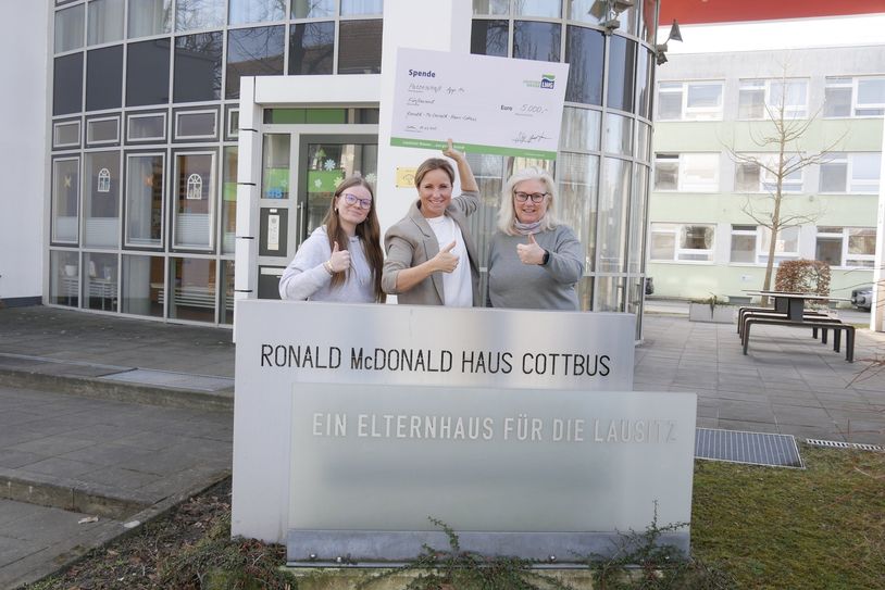 Lea-Sophie Baltrusch (FSJlerin im Elternhaus), Juliane Szobonya (Öffentlichkeitsarbeit der LWG) und Sibylle Stahn (Leiterin Ronald McDonald Haus Cottbus) sind von der Fortsetzung der Patenschaft begeistert.