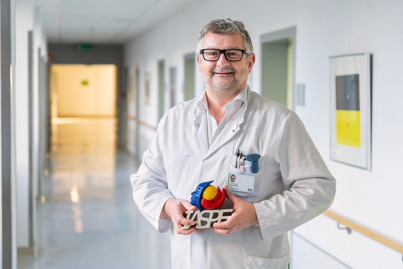 Prof. Dr. Michael Herzog präsentiert stolz den Innovationspreis.