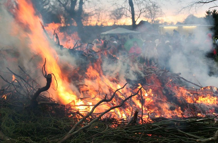 Für traditionelle Osterfeuer in kleineren Gemeinden oder bei Vereinen sind bei der örtlichen Ordnungsbehörde Ausnahmegenehmigungen zu beantragen.
