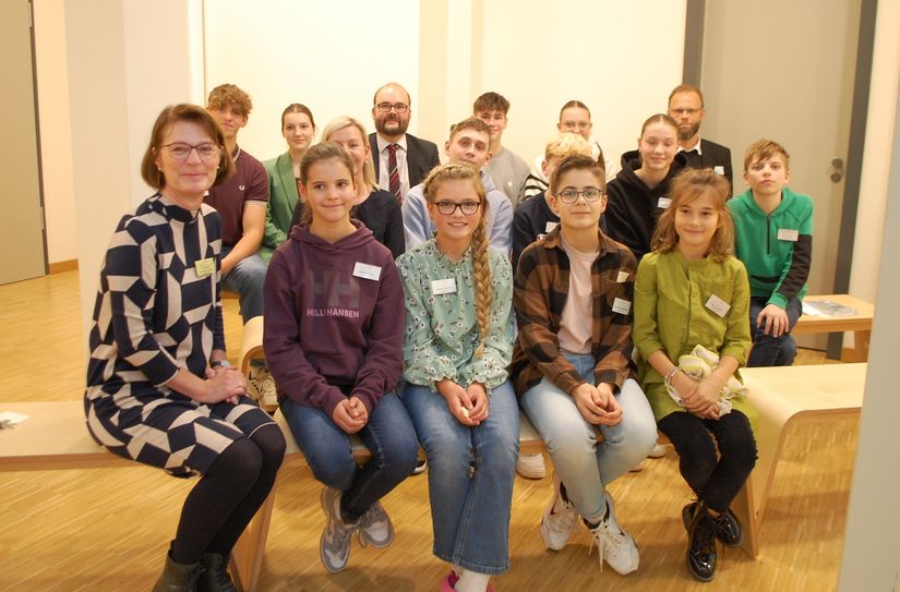 Der Sächsische Kultusminister Christian Piwarz (CDU, 3. Reihe, 3. v. li.) zusammen mit Schülern, Lehrern und der Schulleiterin des Evangelischen Schulzentrums Pirna, Hedda Feron (vorne links).