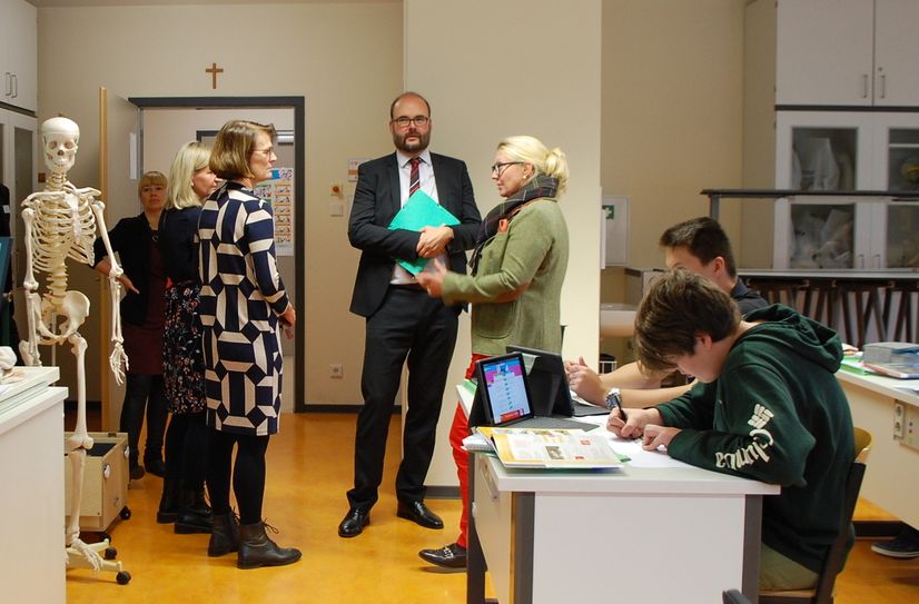 Kultusminister Christian Piwarz (4. v. li.) verschaffte sich bei seinem Besuch im Evangelischen Schulzentrum Pirna einen Überlick über die Klassenräume.