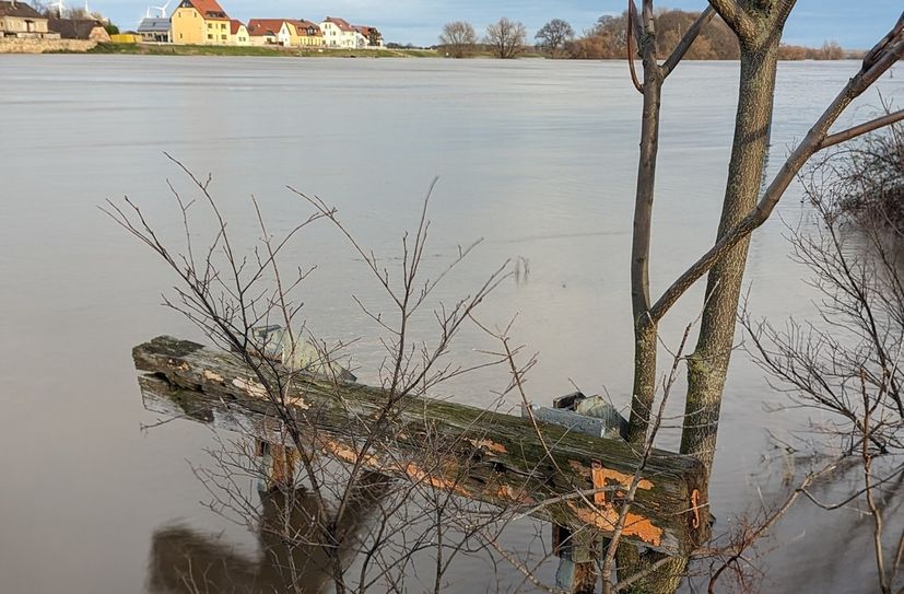 Uferbereiche großflächig überflutet.