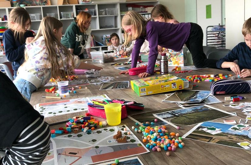 Beim Workshop zum Platz der Kinderrechte an der 144. Grundschule ging es munter zu.