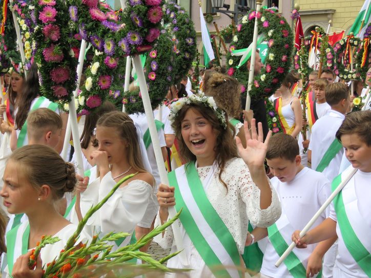 Bunt geschmückt und gut gelaunt zogen die Schüler durch die Stadt.