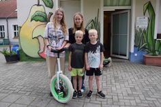 Auf der Kinder- und Jugendfarm trainieren die Mädchen und Jungen für ihre Zirkusaufführungen.