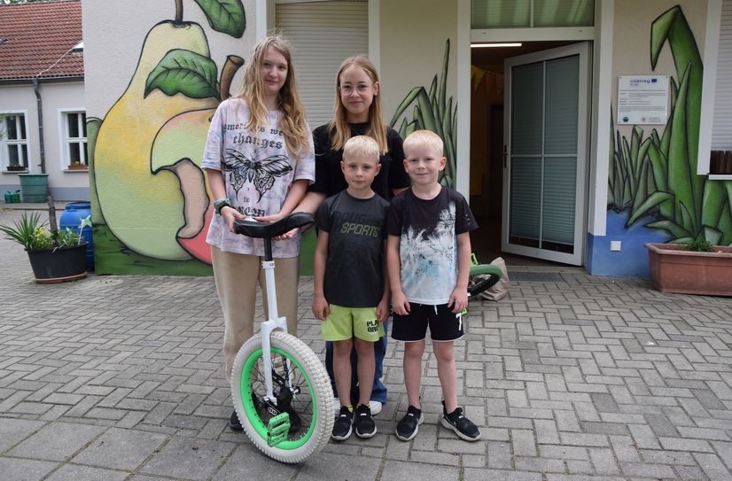 Auf der Kinder- und Jugendfarm trainieren die Mädchen und Jungen für ihre Zirkusaufführungen.
