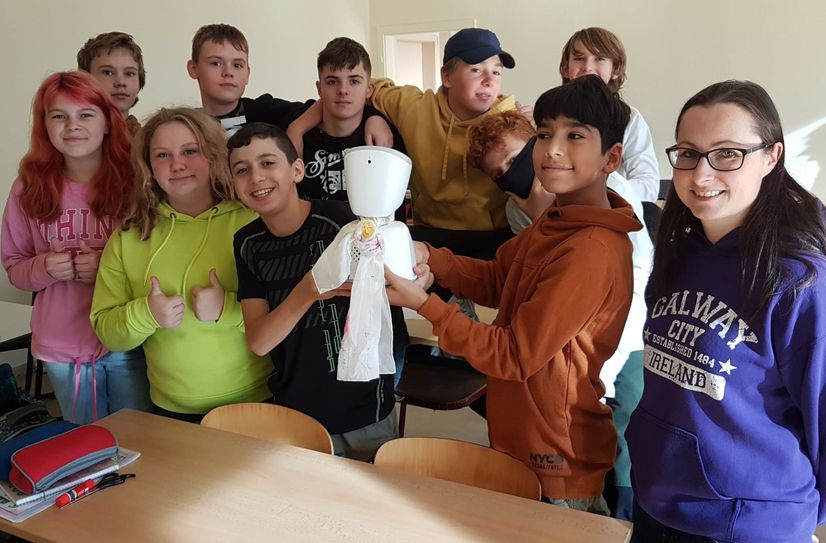 Über den kleinen, weißen Avatar können die Siebtklässler und Klassenlehrerin Judith Richter (r.) jetzt Kontakt zu ihrem Mitschüler Lukas aufnehmen.