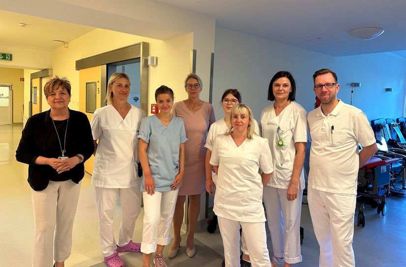 Die Ärztliche Direktorin, Dr. Cornelia Schmidt (l.), und die Pflegedirektorin vom CTK, Andrea Stewig-Nitschke (4.v.l.), richteten ihren Dank an die Pflegekräfte des Klinikums.