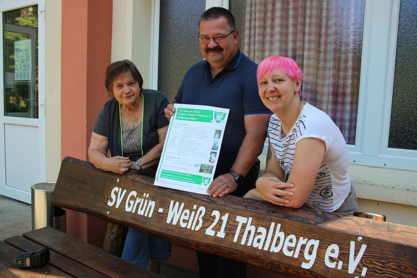 Uschi Kümmel, Karsten Krüger und Jana Jacobasch (v.l.) laden ein: 100 Jahre Sport in Thalberg. Foto:wit