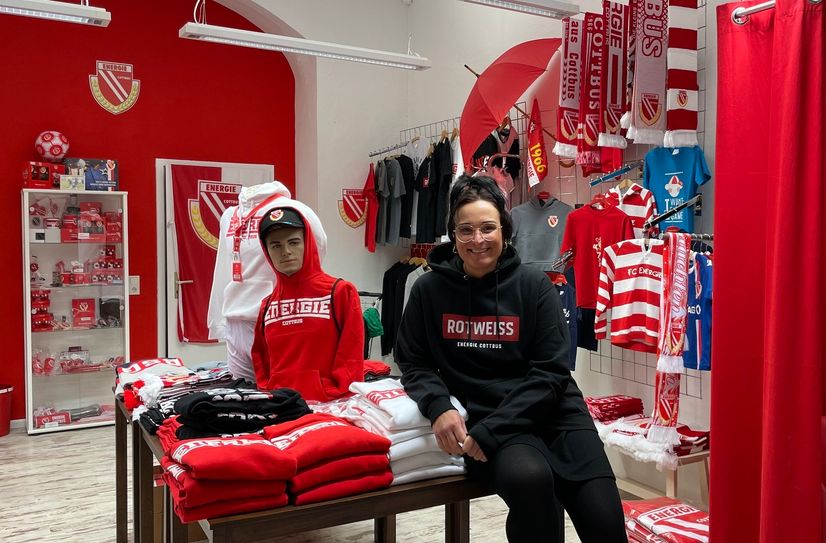 Helena Hartwig betreut den FCE-Fanshop am Cottbuser Altmarkt.