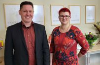 Hannes Walter, Bundestagsabgeordneter für Elbe-Elster und Oberspreewald-Lausitz, im Gespräch mit Claudia Sieber, Bürgermeisterin der Verbandsgemeinde Liebenwerda.