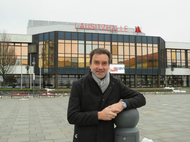 Lausitzhallen-Geschäftsführer Dirk Rolka schmiedet mit seinem Team auch während des Lockdowns Pläne für die Zukunft der Lausitzhalle. Foto: Silke Richter