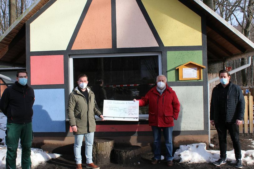 Alexander Piske (2.v.l.) und Hannes Walter (re.) überreichen den Spendenscheck an Fördervereinschef Manfred Schäfer (2.v.r.). Links im Bild: Tierparkchef Torsten Heitmann. Foto: pm