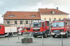 Zur Stadtratsentscheidung waren die Kameraden der Riesaer Wehr mit dem gesamten Fuhrpark vor den »stern« angereist, wohl auch um zu demonstrieren, was im neuen Gebäude alles Platz finden muss.