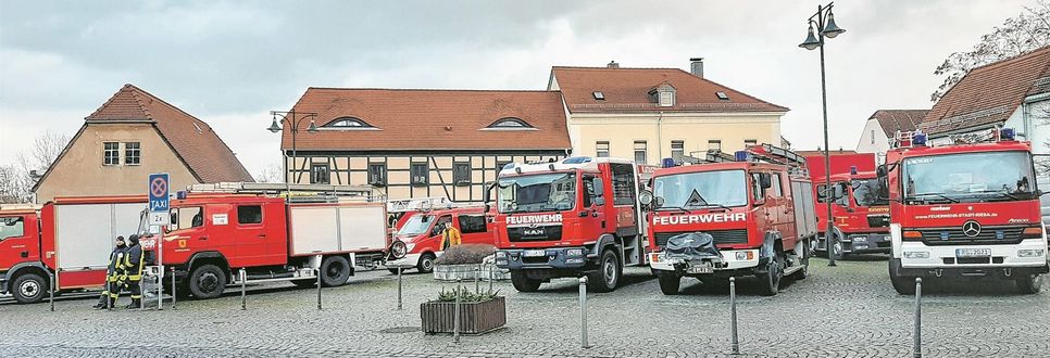 Zur Stadtratsentscheidung waren die Kameraden der Riesaer Wehr mit dem gesamten Fuhrpark vor den »stern« angereist, wohl auch um zu demonstrieren, was im neuen Gebäude alles Platz finden muss.