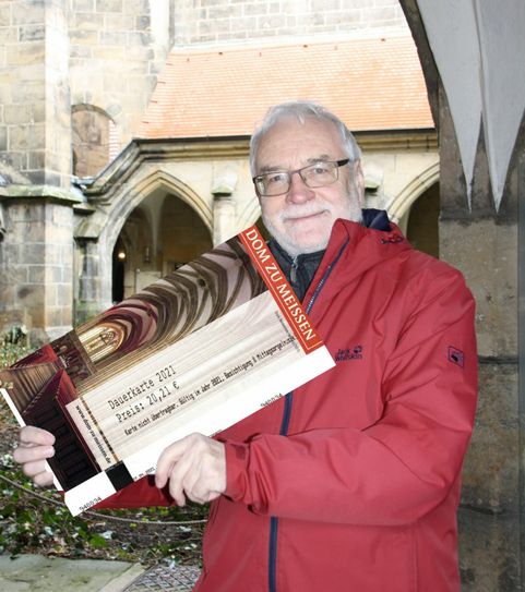 Syndikus Michael Gilbert mit einem etwas größeren 2021-Ticket im Kreuzgang unseres Doms. Foto: PR/Hochstift Meißen