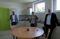 Bauamtsleiter Max Heyde (li.), Quartiersmanagerin Karin Krüger (Mitte) und Bürgermeister Thomas Zenker (re.) in der Küche des neu eröffneten Quartierstreff. Foto: Stadt Großräschen/Kati Kiesel
