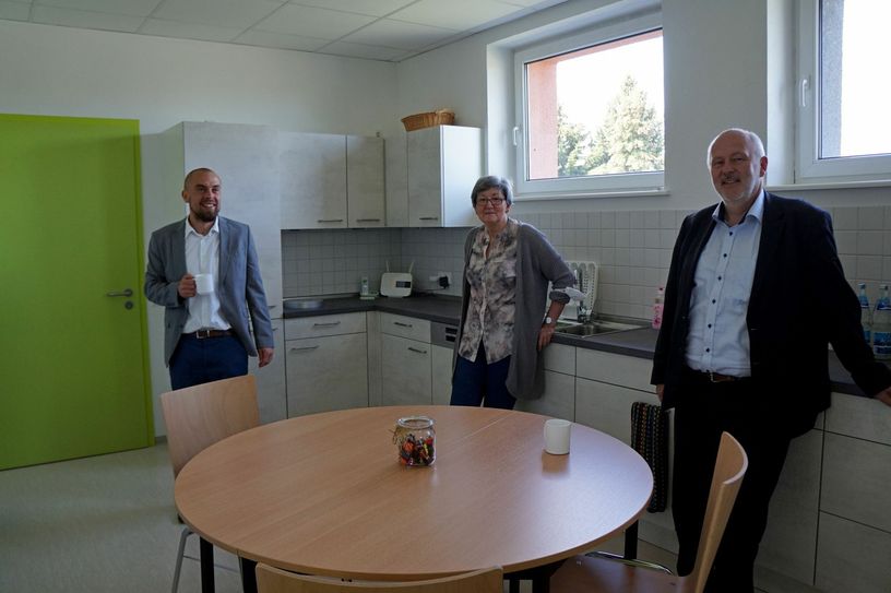 Bauamtsleiter Max Heyde (li.), Quartiersmanagerin Karin Krüger (Mitte) und Bürgermeister Thomas Zenker (re.) in der Küche des neu eröffneten Quartierstreff. Foto: Stadt Großräschen/Kati Kiesel