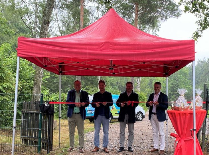 Oberbürgermeister Bert Wendsche, Bürgermeister Winfried Lehmann sowie die Geschäftsführer Titus Reime und Michael Karlshaus eröffneten am 23. Juni die neue Fläche des Bilz-Campings. Foto: Stadt Radebeul