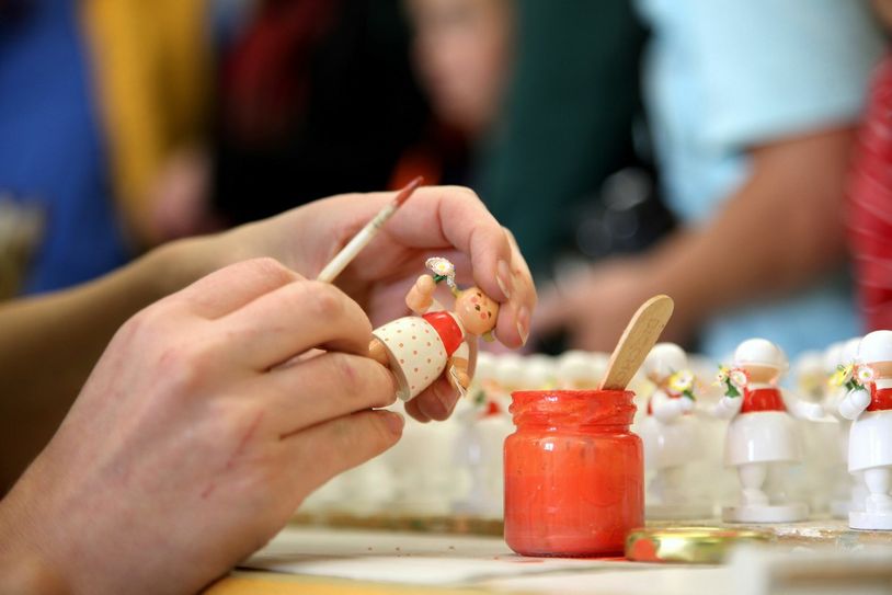 In filigraner Handarbeit werden hier die kleinen Blumenkinder bemalt. Foto: PR
