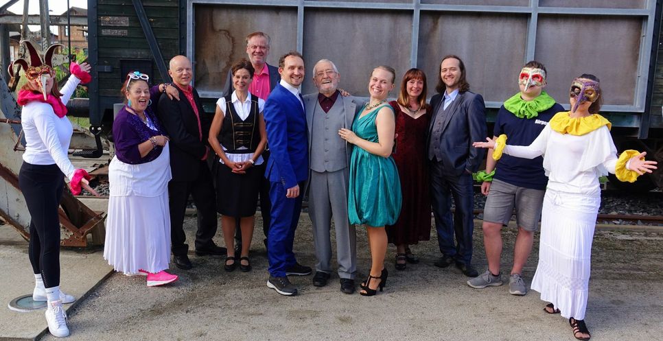 Das Team des 14. Lübbenauer Sommertheaters freut sich auf die kommende Komödie »Drin und draußen«. Foto: © BunteBuehne/Haertig