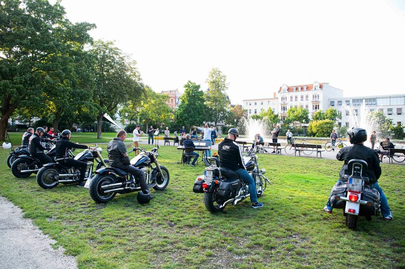 Johannes Zurl dirigiert am 28. August auf dem Schillerplatz Dieter Schnebels Konzert für 9 Harley Davidson beim Überraschungsrahmenprogramm zum Start der neuen Spielzeit Foto: Marlies Kross