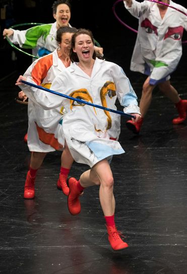 Wonder Woman: Szenenfoto mit (von vorn nach hinten): Lisa Schützenberger, Anouk Wagener, Ariadne Pabst und Sigrun Fischer. Foto: Rainer Weisflog