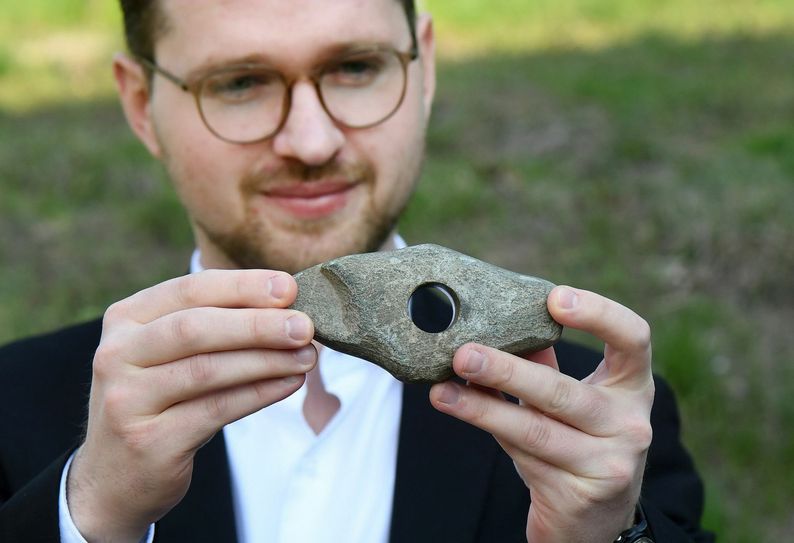 Das 4.000 Jahre alte Stück Steinaxt, das Marius Jocys fand, landet nicht in der Asservatenkammer des Landesamtes für Archeologie, sondern ist jetzt eine Dauerleihgabe im Haus Hohe Eichen. Foto: Jörn Wolf