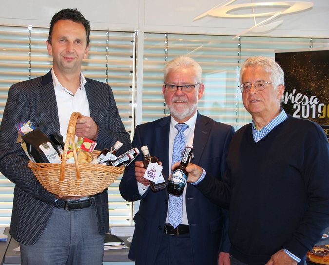 Oberbürgermeister Marco Müller und die beiden Stadtbahn-Fans Andree Schittko und Kurt Hähnichen (v.l.) freuen sich über die originellen Ideen der Riesaer Unternehmen zum Festjahr.  Fotos: Farrar