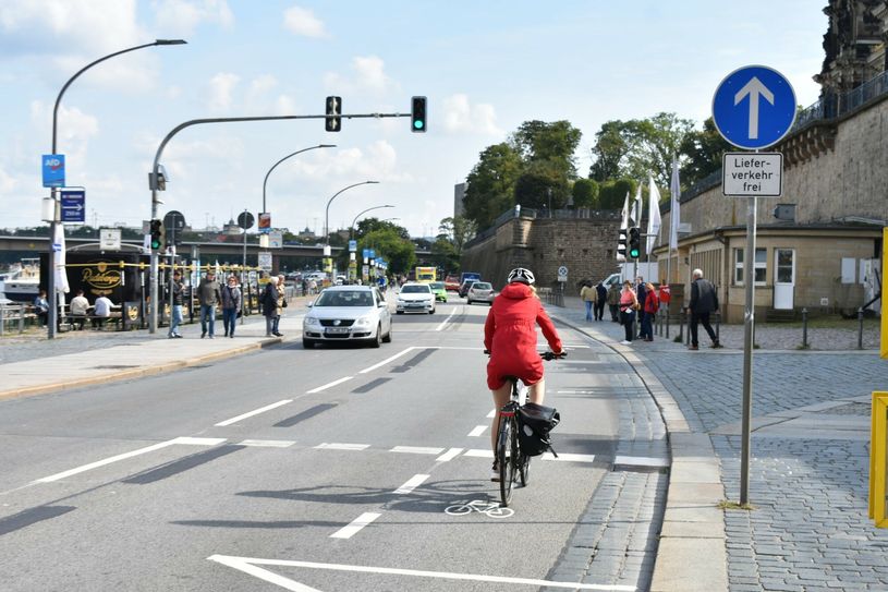 Neuer Radschutzstreifen am Terrassenufer. Foto: Schiller