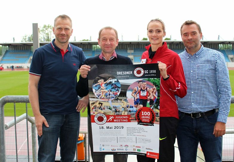Ralf Neumann (Eigenbetrieb Sportstätten), Michael Gröscho (Orgchef Jugendmeeting), Dreispringerin Jenny Elbe und Marcus Zillich (Abteilungsleiter Fußball, v.l.) werben für das Meeting am 18. Mai. Foto: DSC