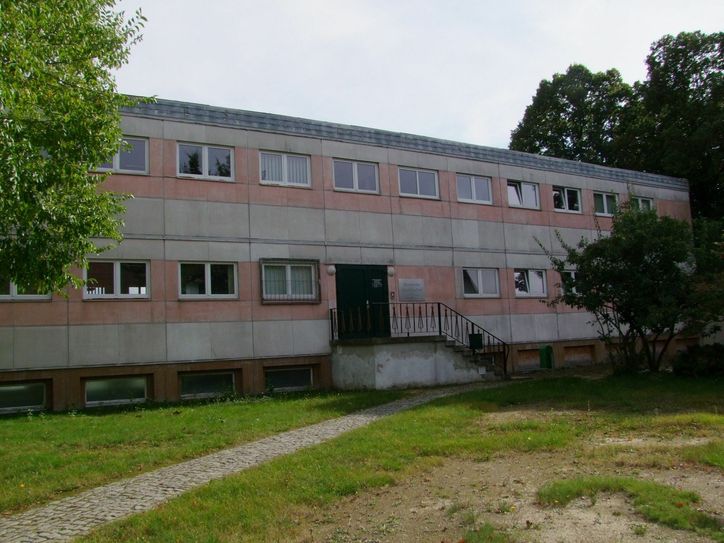 Das bisherige Gemeindeamt von Haselbachtal befindet sich am Rande von Bischheim. In dem vor über 20 Jahren als  Übergangslösung eingerichteten Gebäude arbeiten derzeit sieben Verwaltungsmitarbeiter und die Bürgermeisterin. Foto: Rainer Könen