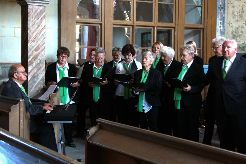 Vorweihnachtliche Weisen mit dem Chor des Heimatvereins Jacobsthal.
