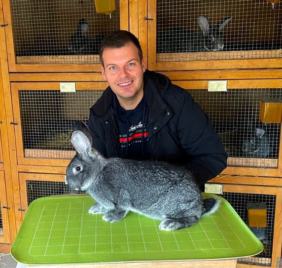 Marcus Langer, stellv. Vorstandsvorsitzender und Ausstellungsleiter, mit seinem Großchinchilla. Beide sind bei der Ausstellung dabei.  Foto: Privat