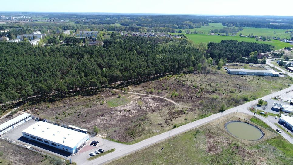 Hier, auf der freien Fläche im Gewerbegebiet Guben, soll die neue Produktionshalle entstehen. Foto: Krzysztof Zdobylak/ Stadt Guben
