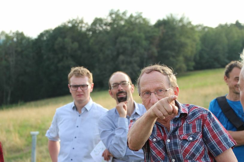 V.l. Landtagsabgeordneter Valentin Lippmann (Grüne) und Dr.  David Greve (BUND Sachsen) zusammen mit Anwohner Siegmund Rietschel auf dem Doberberg.