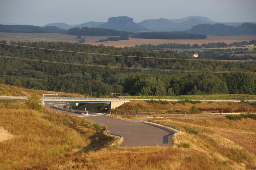 Die Trasse soll einmal die A17 und die A4 miteinander verbinden. Gegenwärtig ist nördlich von Pirna Schluss. Danach kommt Wünschendorf. Fotos: Schramm