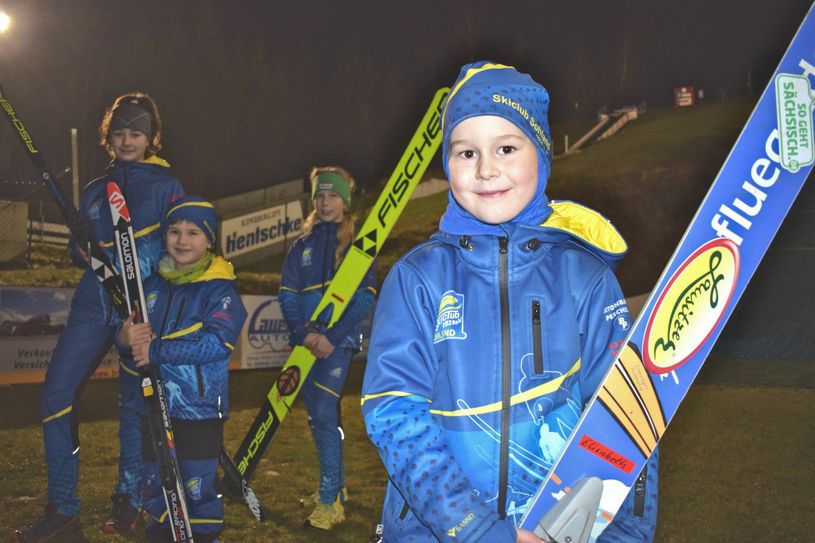 Elisabeth, Jonas, Marthe und Leonie vom Skiclub Sohland trainieren fleißig für die anstehenden Wettkämpfe. Aber auch Freizeitsportler und Familien können sich in der Wintersportregion im Oberlausitzer Bergland vergnügen. Jetzt muss nur noch der Wettergott mitspielen und viel Schnee bringen. Foto: spa