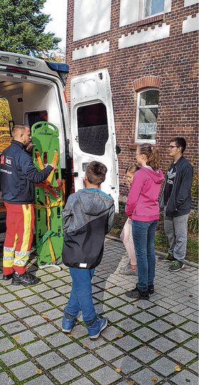 Zur Projektwoche gehört für die Kinder auch der Blick in einen Rettungswagen. Hier konnten sie auch selbst einige Geräte ausprobieren und bekamen erklärt, was den Job des Rettungssanitäters ausmacht. Fotos: AWO