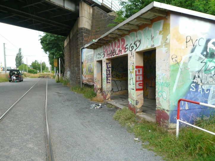 Die Haltestelle "Eisenbahnbrücke" am Mega Drome vorher und...            Foto: DVB AG