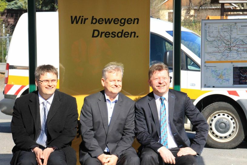Probesitzen der Stadtoberhäupter in der neuen Haltestelle Weinböhla (v.l.): Siegfried Zenker (Bürgermeister Weinböhla), Frank Neupold (Oberbürgermeister Coswig) und Bert Wendsche (Oberbürgermeister Radebeul). Foto: Schramm