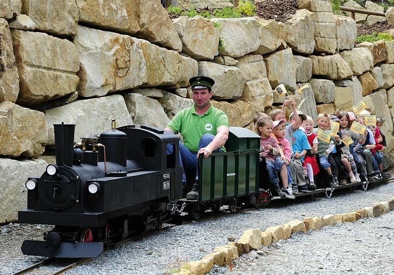 Kinder fahren mit der Bergbahn der Kleinen Sächsischen Schweiz. Foto: Tourismusverband Sächsische Schweiz